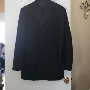 Men's tuxedo perfect for prom and wedding season w